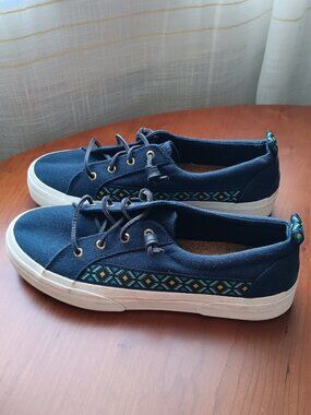 NWOT Sperry Navy Blue Lace Sneaker with Southwest Design Trim